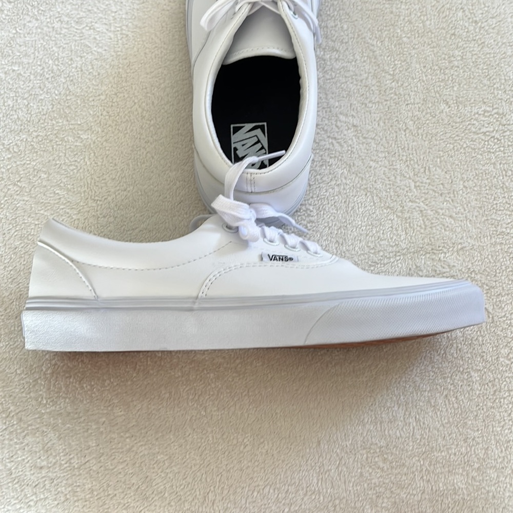 Women’s Vans tennis shoes sz 10 or men’s 8.5. - Picture 3 of 6